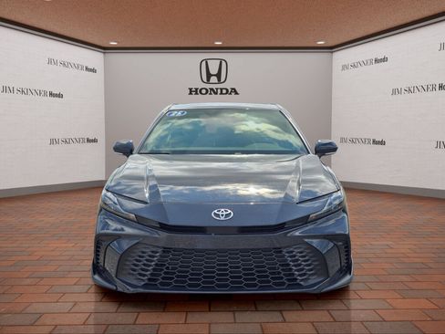 Used 2025 Toyota Camry SE w/ Convenience Package FWD image 2