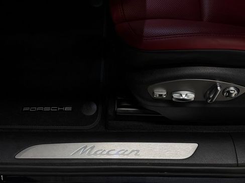 Certified 2026 Porsche Macan AWD/4WD image 32