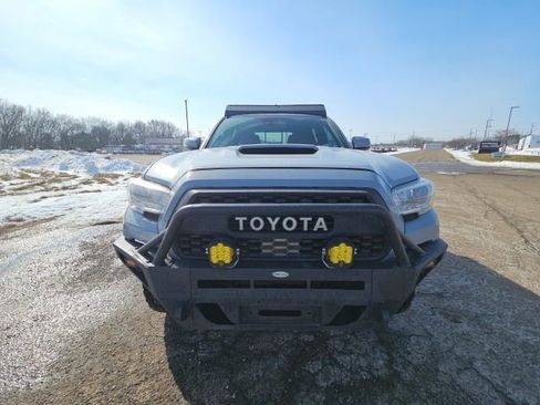 Used 2018 Toyota Tacoma TRD Sport image 8