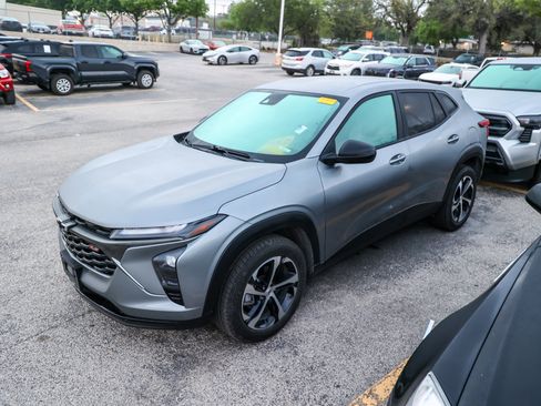 Used 2025 Chevrolet Trax RS image 3