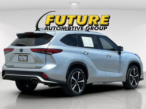 Used 2022 Toyota Highlander XSE AWD/4WD image 3