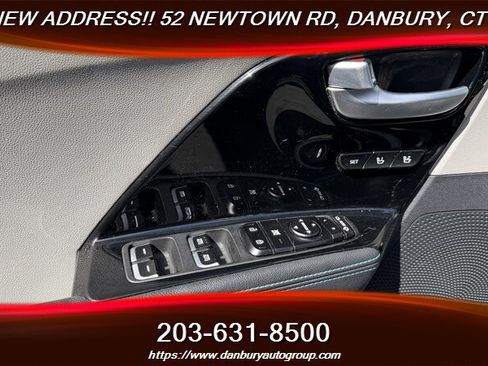 Used 2017 Kia Niro Touring w/ Advanced Technology Package FWD image 11