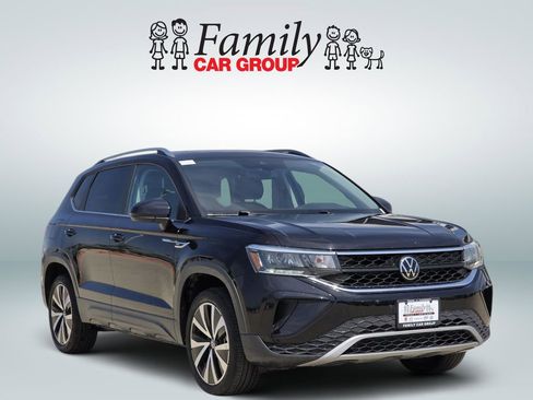 Used 2023 Volkswagen Taos SE image 2