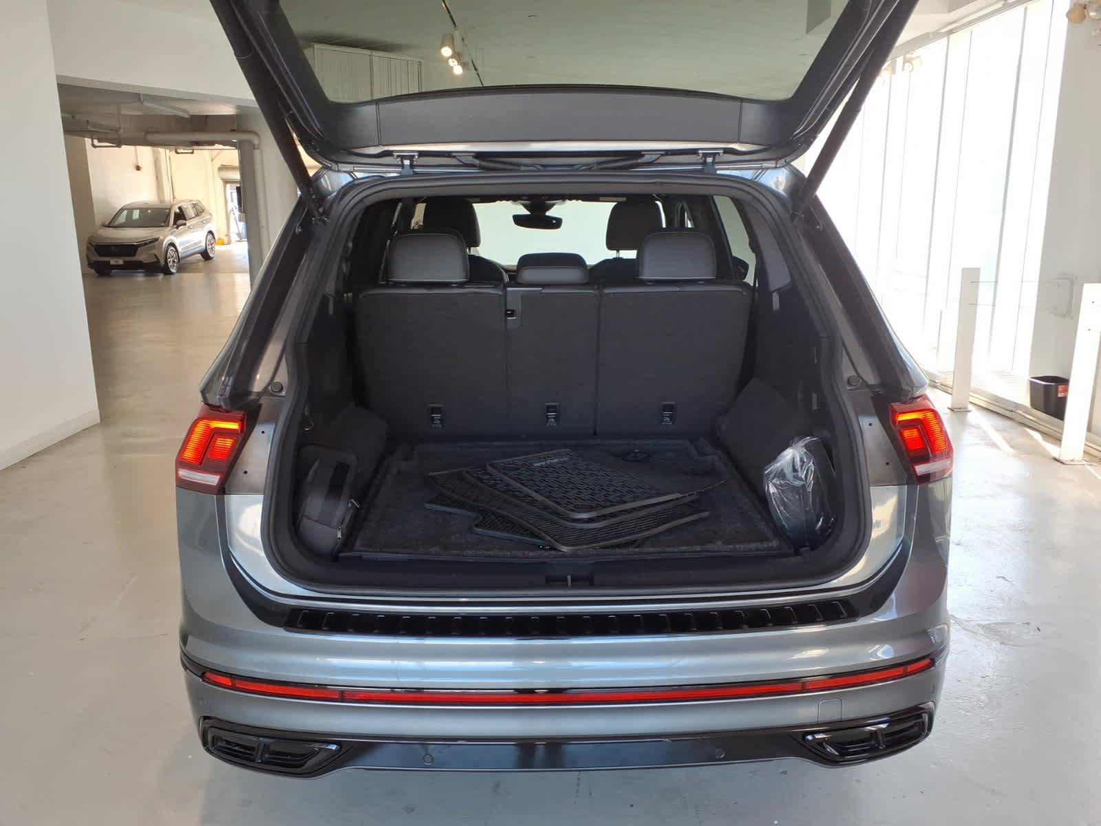 Used 2024 Volkswagen Tiguan SE R-Line AWD/4WD image 9