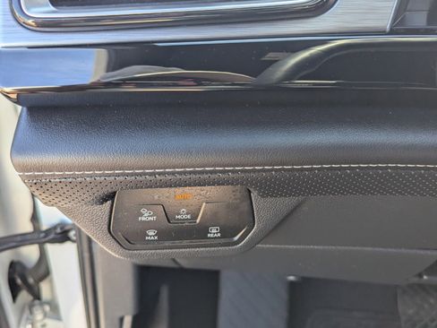 Used 2024 Volkswagen Atlas Cross Sport SE image 16