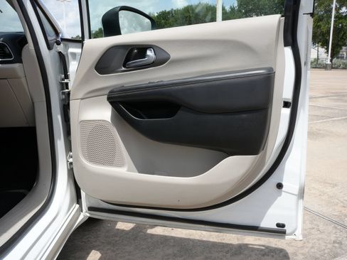 Used 2023 Chrysler Pacifica Touring-L FWD image 24