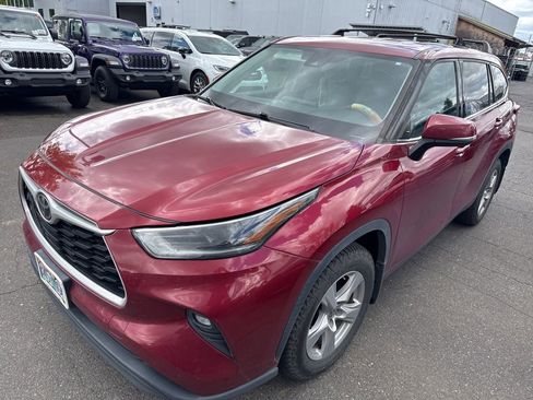 Used 2021 Toyota Highlander LE image 2