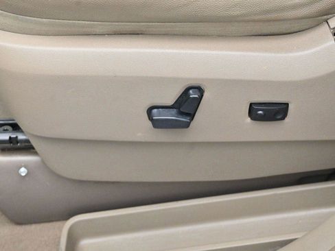 Used 2016 Chrysler Town & Country Touring FWD image 14