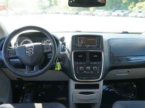 Used 2020 Dodge Grand Caravan SE w/ UConnect Hands-Free Group FWD image 16