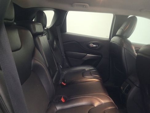Used 2019 Jeep Cherokee Latitude Plus w/ Comfort/Convenience Group FWD image 19