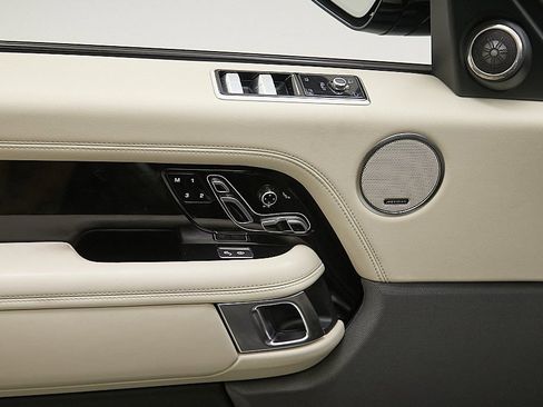 Used 2020 Land Rover Range Rover HSE image 11