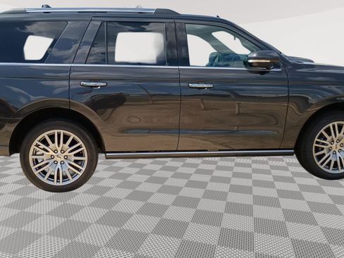 Used 2024 Ford Expedition Limited AWD/4WD image 5