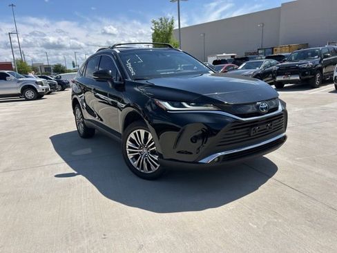 Used 2024 Toyota Venza XLE image 1