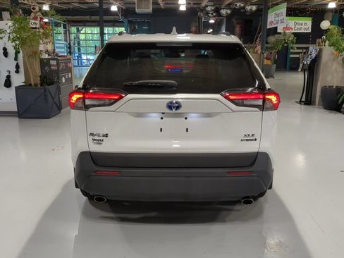 Used 2023 Toyota RAV4 XLE Premium AWD/4WD image 8