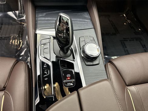 Used 2021 BMW 530e xDrive w/ Executive Package image 23