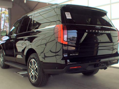 Used 2025 Ford Expedition Active AWD/4WD image 10