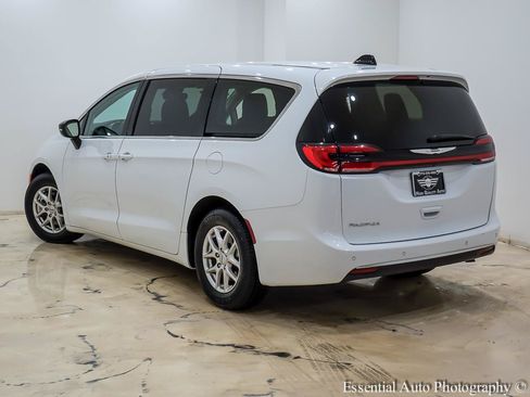 Used 2024 Chrysler Pacifica Touring-L FWD image 10
