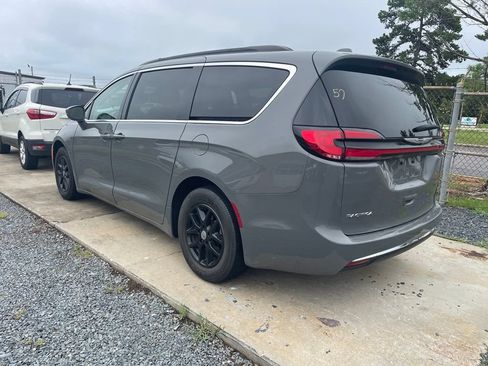 Used 2022 Chrysler Pacifica Touring-L FWD image 3