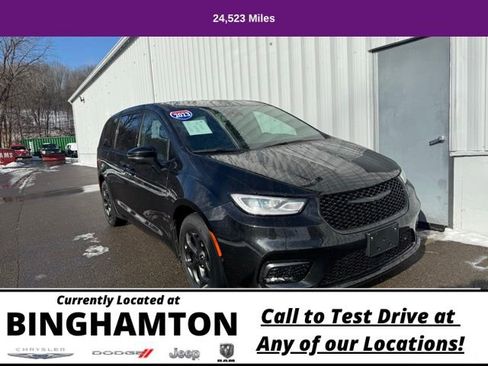 Used 2023 Chrysler Pacifica Touring-L w/ S Appearance Package image 2