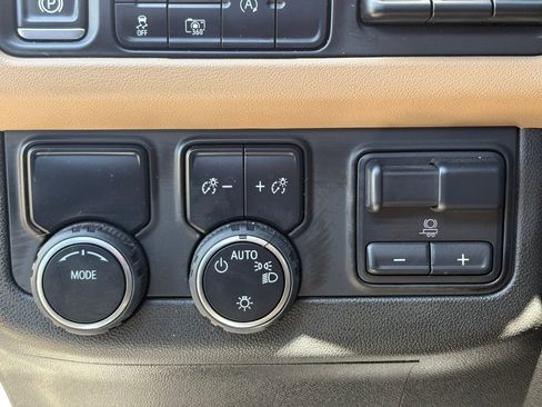 Used 2024 Chevrolet Tahoe Premier w/ Premium Package RWD image 25