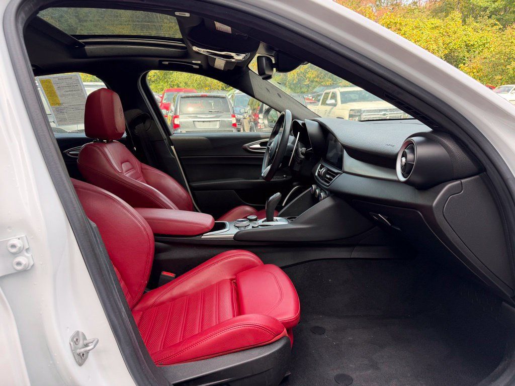 Used 2023 Alfa Romeo Giulia Veloce RWD image 13
