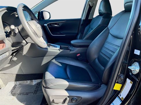 Used 2020 Toyota RAV4 Limited image 20