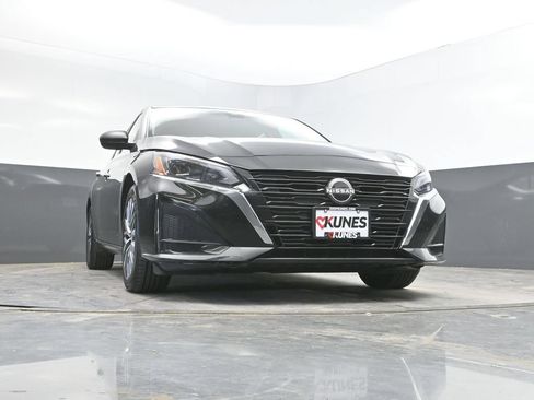 Used 2025 Nissan Altima 2.5 SV FWD image 32