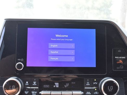 Used 2025 Toyota Highlander LE FWD image 16