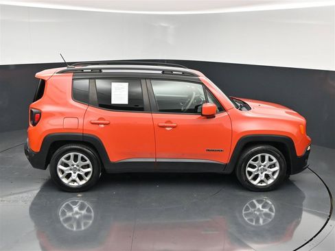 Used 2016 Jeep Renegade Latitude FWD image 23