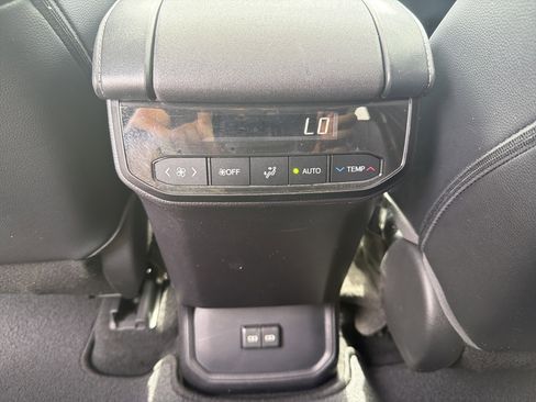 Used 2022 Toyota Highlander XLE FWD image 24