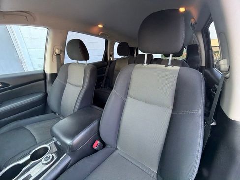 Used 2019 Nissan Pathfinder SV AWD/4WD image 16