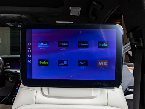 Used 2025 Cadillac Escalade ESV Sport Platinum w/ LPO, ONYX Package image 32