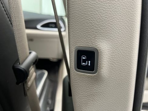 Used 2024 Chrysler Pacifica Limited image 25