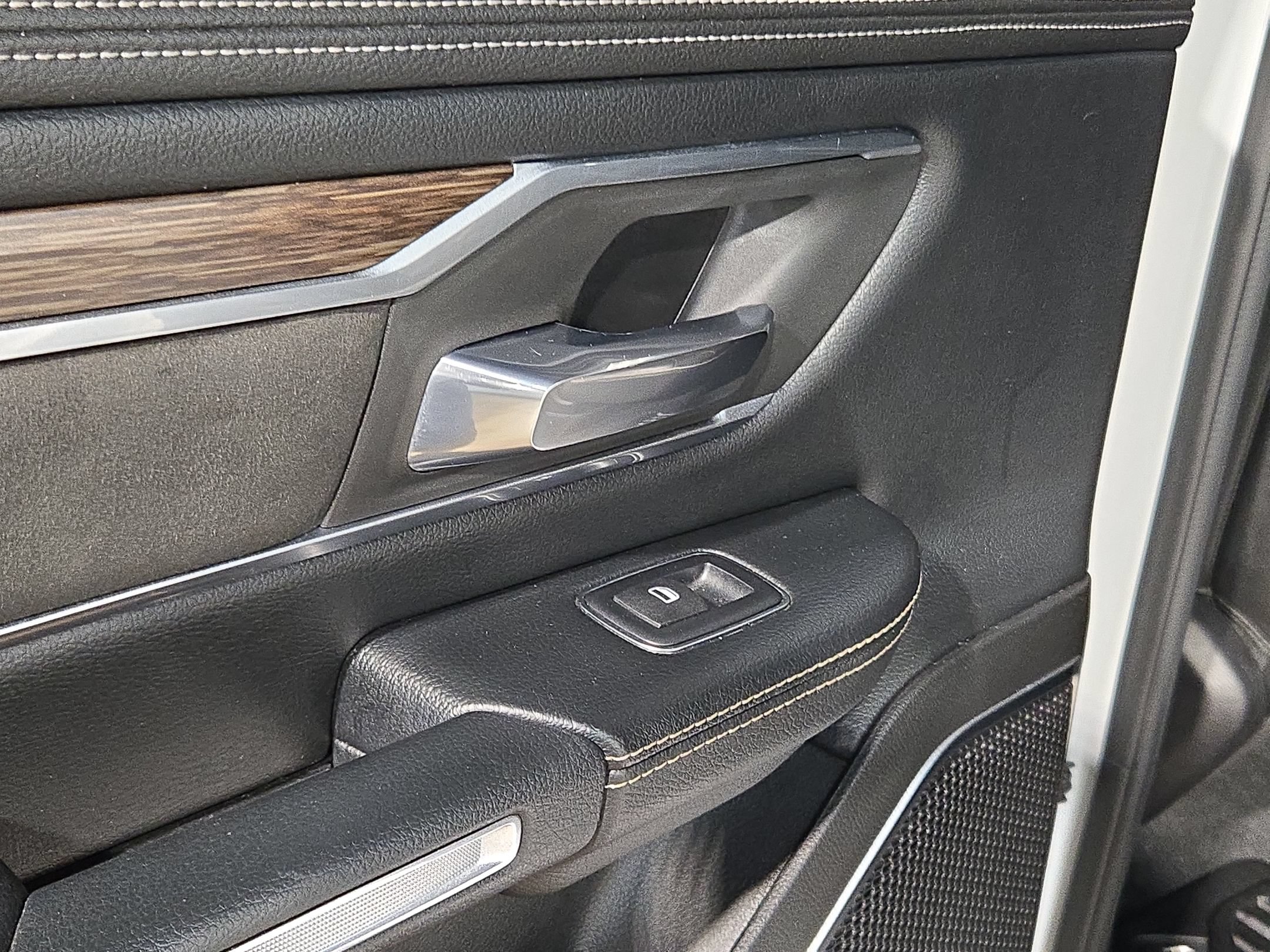 Used 2019 RAM 1500 Laramie AWD/4WD image 34