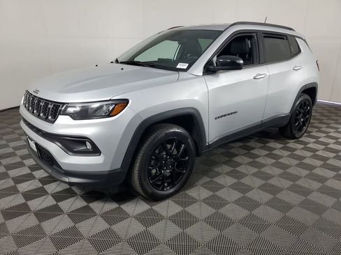 Used 2025 Jeep Compass Latitude w/ Altitude Special Edition image 8