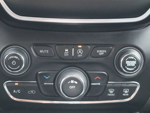 Used 2021 Jeep Cherokee Latitude Lux w/ Sun & Sound Group FWD image 25