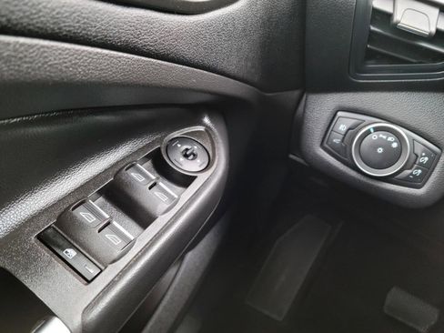 Used 2019 Ford Escape SE image 12