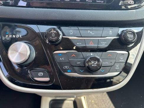 Used 2020 Chrysler Pacifica Touring-L Plus FWD image 17