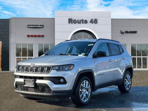 Used 2024 Jeep Compass Latitude image 2