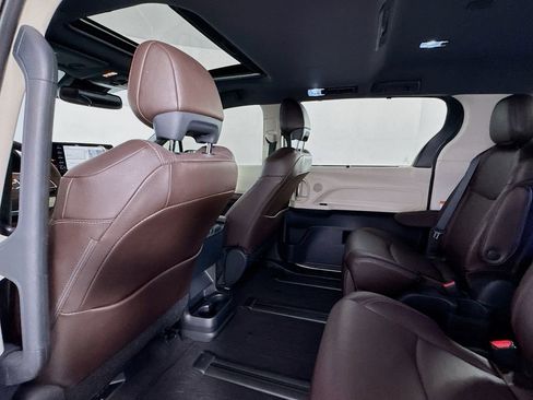 Used 2022 Toyota Sienna Platinum image 19