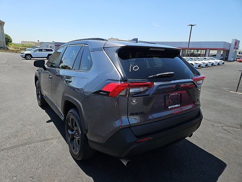 Used 2021 Toyota RAV4 LE FWD image 3