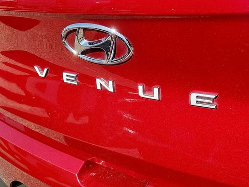 Used 2024 Hyundai Venue Limited FWD image 6