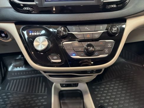 Used 2020 Chrysler Pacifica Touring-L image 21