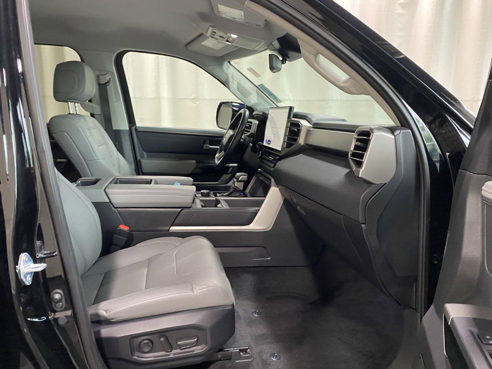 Used 2024 Toyota Tundra Limited AWD/4WD image 6