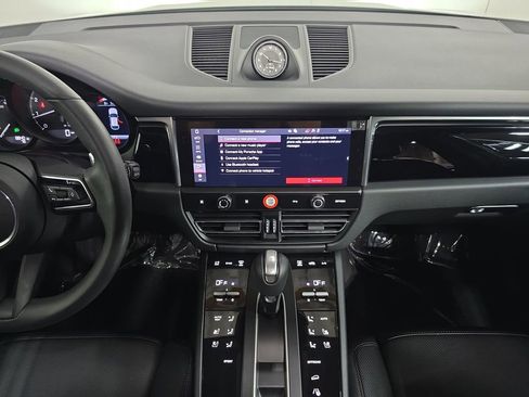 Certified 2025 Porsche Macan image 16