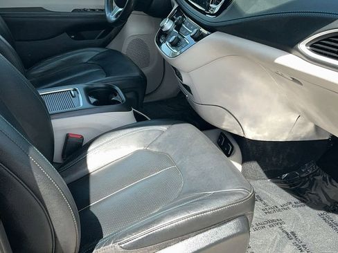 Used 2021 Chrysler Pacifica Touring-L w/ Uconnect Theater Family Group image 18