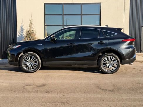 Used 2021 Toyota Venza XLE w/ Softex Package image 2