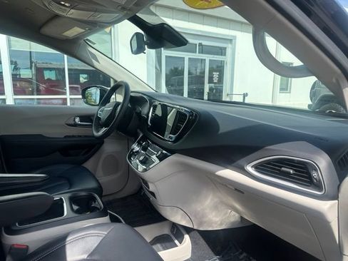 Used 2024 Chrysler Pacifica Touring-L FWD image 15