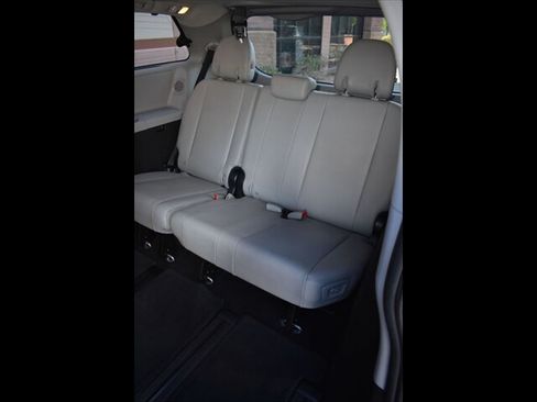 Used 2018 Toyota Sienna Limited Premium w/ Preferred Accessory Package FWD image 22