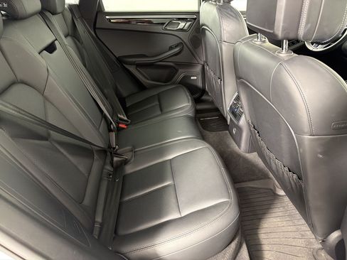Certified 2021 Porsche Macan AWD/4WD image 30